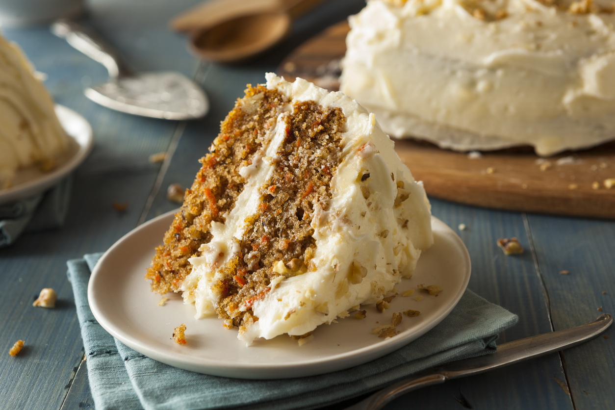 Η συνταγή που πρέπει να δοκιμάσεις: Carrot cake με soft cookies και γλυκιά κρέμα