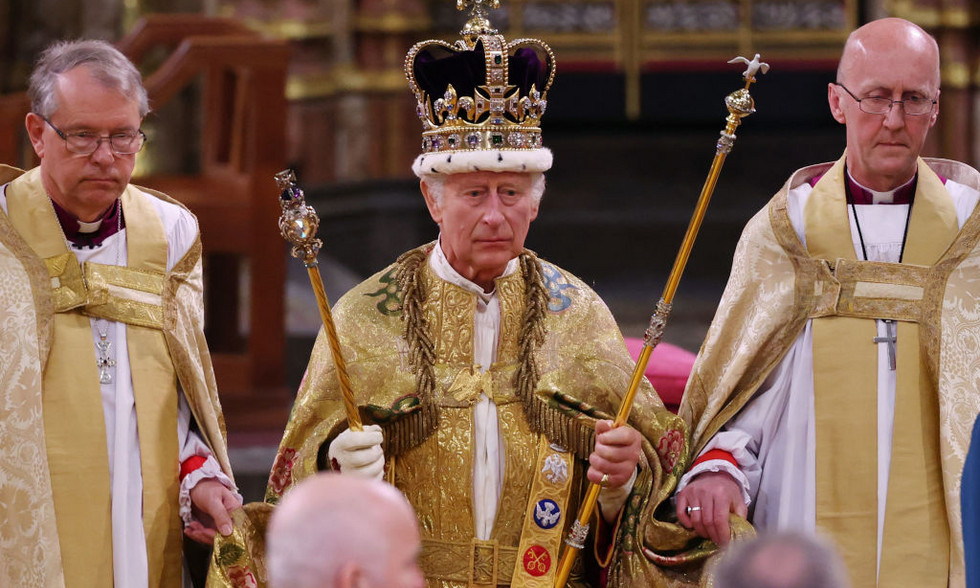 God Save the King! H συγκλονιστική στιγμή της στέψης του βασιλιά Καρόλου και της βασίλισσας Καμίλα- Βίντεο