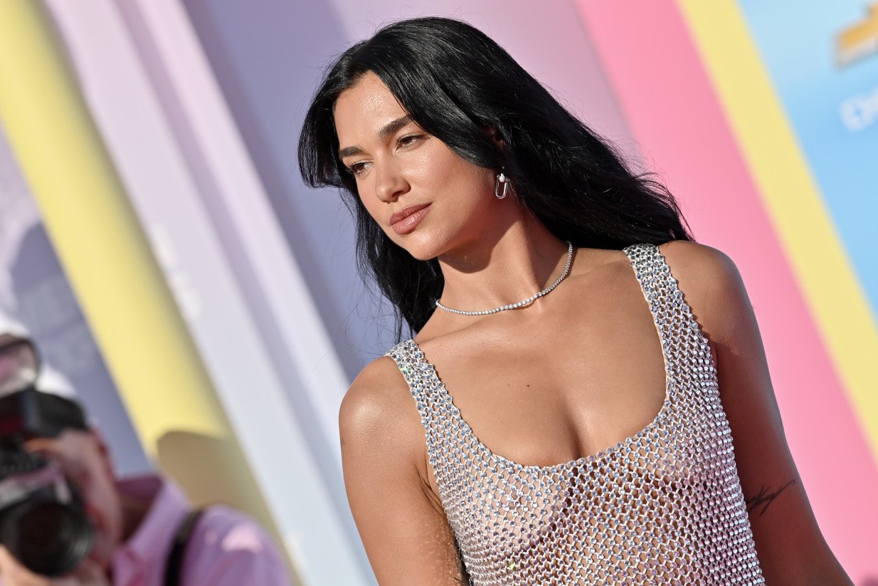 Dua Lipa: Εμφανίστηκε στην πρεμιέρα της Barbie πιο αποκαλυπτική από ποτέ