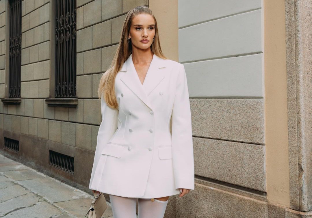 Rosie Huntington: Φόρεσε το λευκό blazer με τον πιο ανατρεπτικό και sexy τρόπο