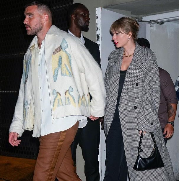 Αυτή είναι η νέα It Bag που έχουν λατρέψει η Hailey Bieber και η Taylor Swift