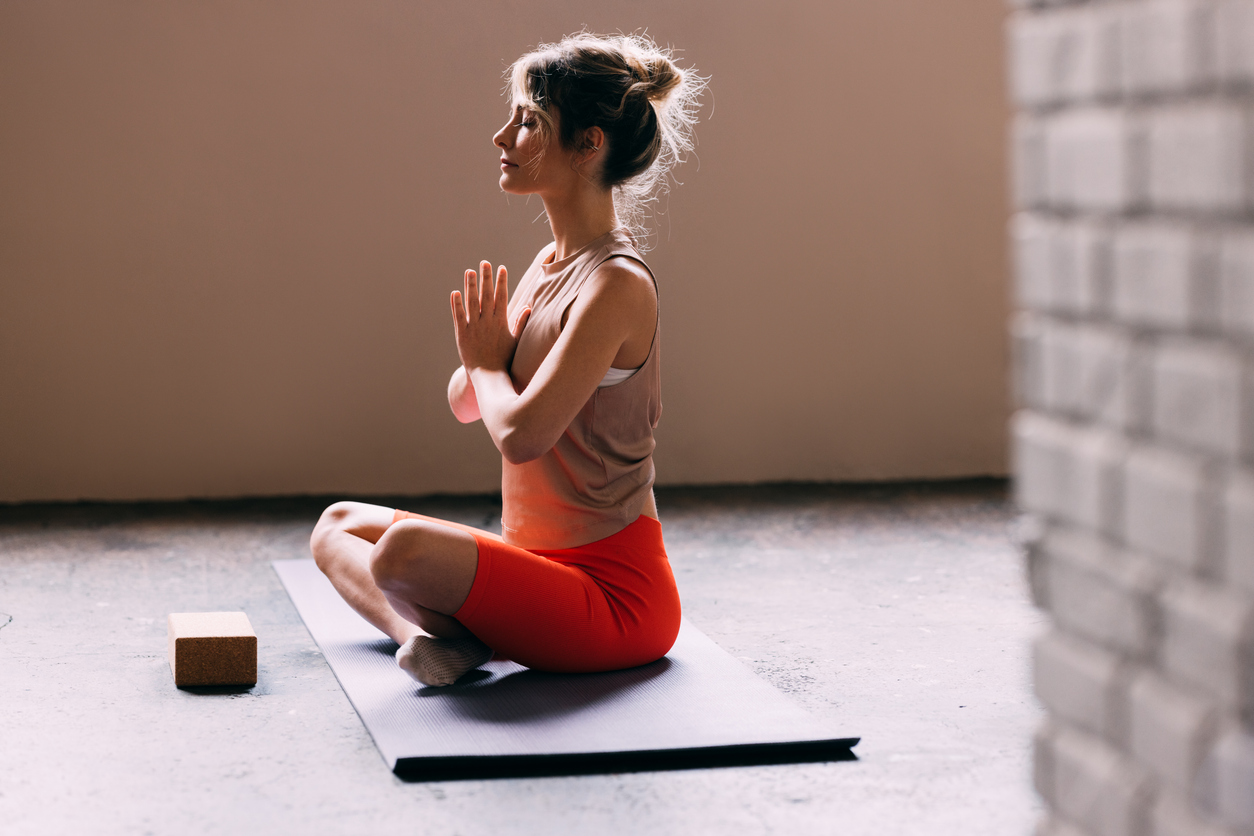 Yoga: 5 οφέλη που σου προσφέρει και γιατί πρέπει να την εντάξεις σήμερα στην ρουτίνα σου