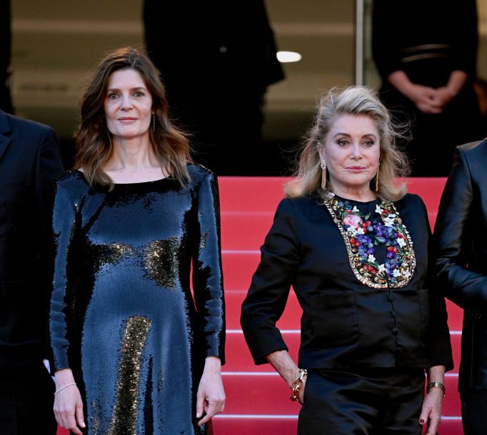 Catherine Deneuve: Απαστράπτουσα με Chanel στο κόκκινο χαλί των Καννών