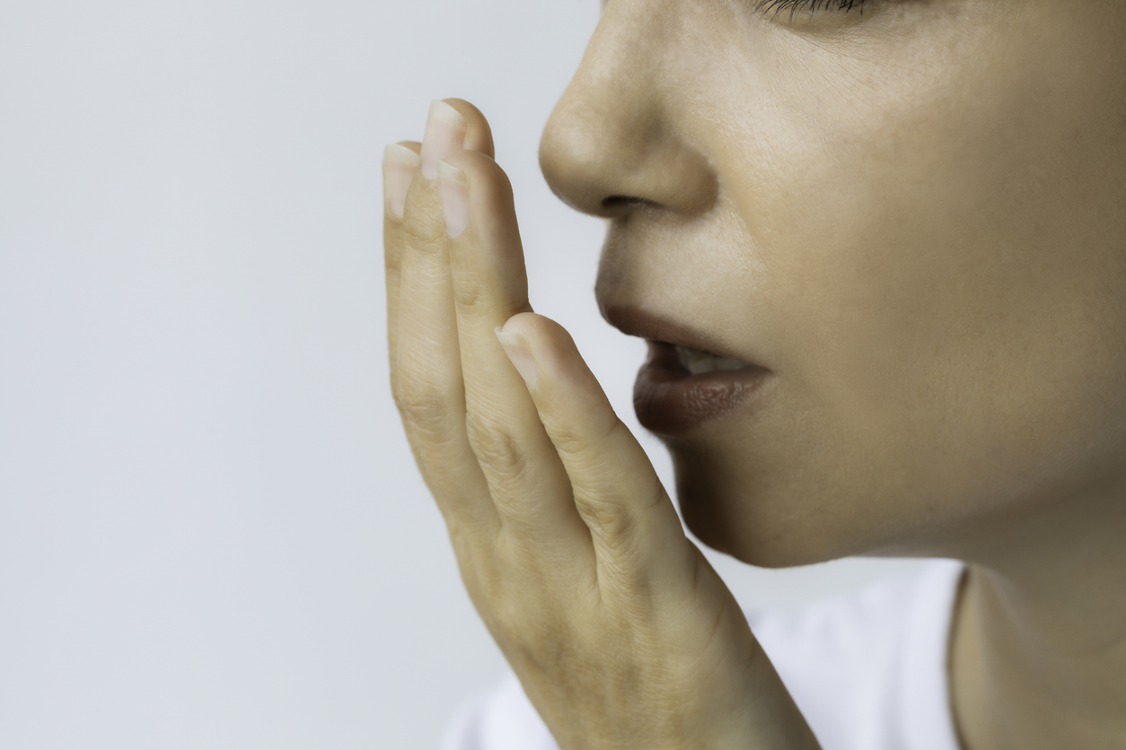 Άσχημη αναπνοή: 4 λόγοι που την δημιουργούν και πώς να την αντιμετωπίσετε
