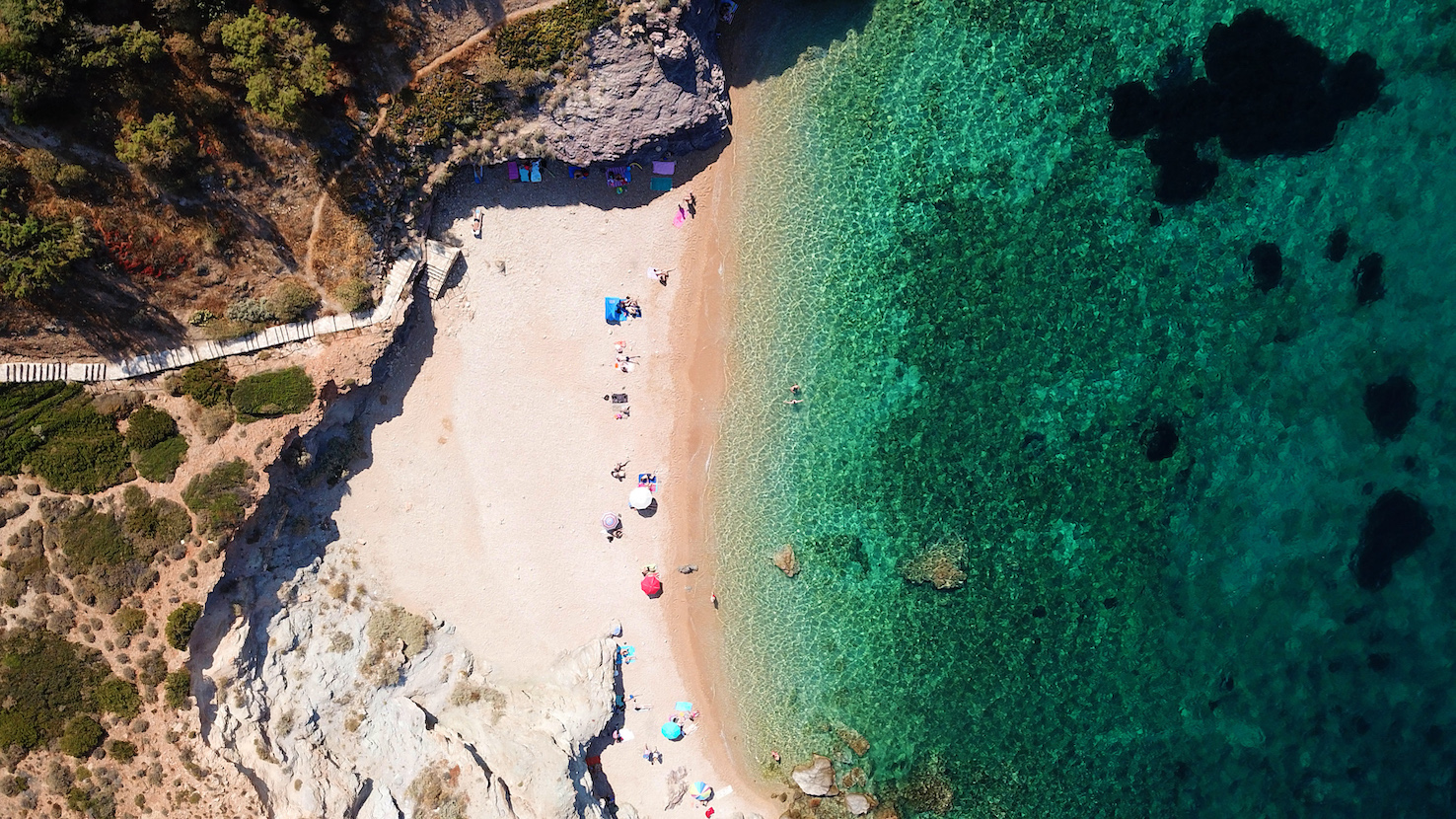 Οι 5 καλύτερες παραλίες στην Αττική για να κάνεις ηλιοθεραπεία το Σαββατοκύριακο