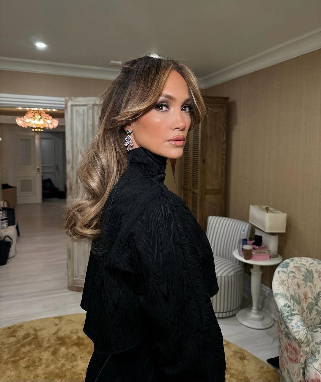 Jennifer Lopez: Απαστράπτουσα στην Εβδομάδα Μόδας Υψηλής Ραπτικής στο Παρίσι