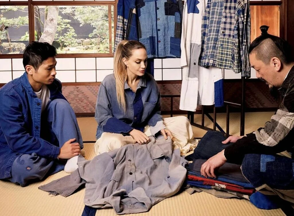 Angelina Jolie: Με patchwork τζιν πουκάμισο από την δική της σειρά ρούχων