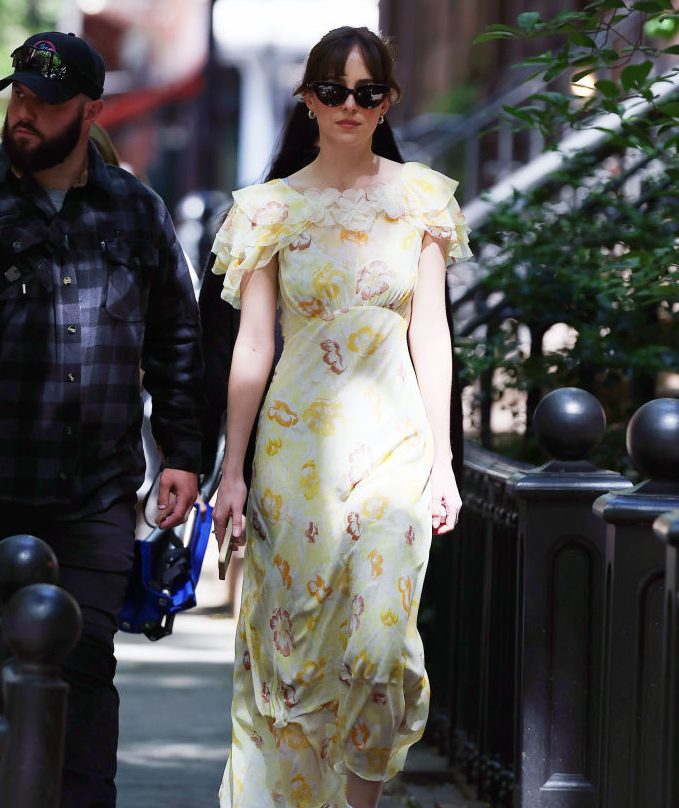 Dakota Johnson: Ο ρομαντικός τρόπος που φόρεσε το floral φόρεμα της με sneakers