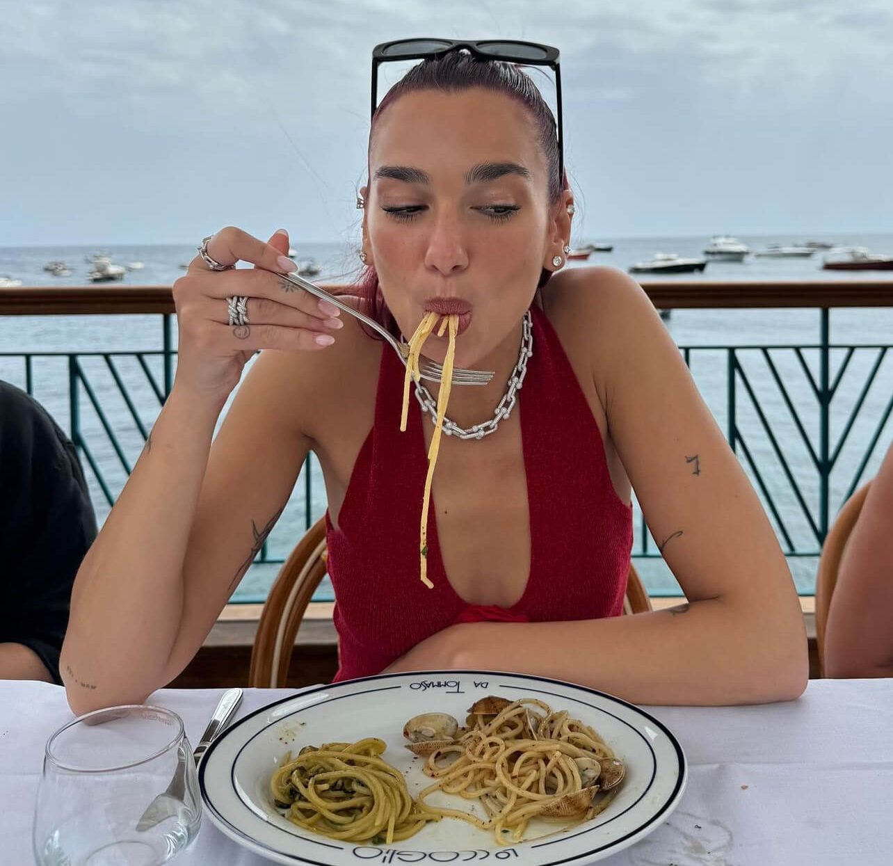 Dua Lipa: Με mermaidcore εμφάνιση στο Capri Ιταλίας