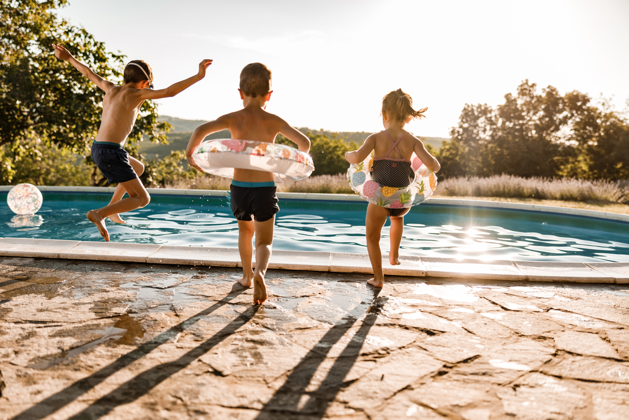 Ασφαλής κολύμβηση για παιδιά – Τι να επιλέξω: Μπρατσάκια, τουβλάκια ή σωσίβιο;