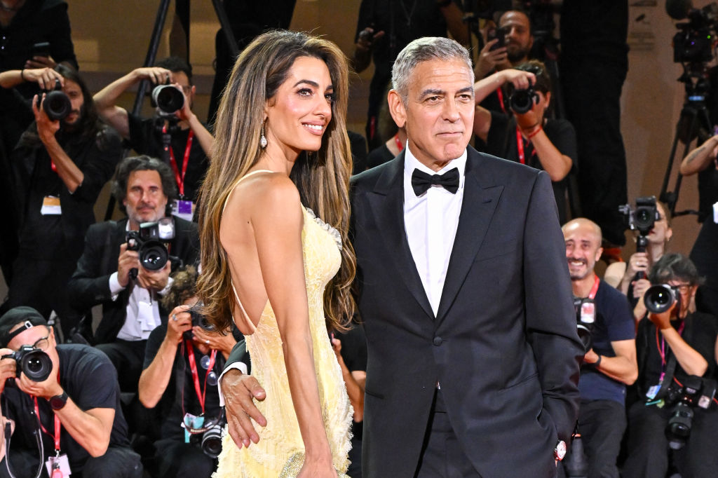 Amal Clooney: Απαστράπτουσα με εντυπωσιακή, ρομαντική δημιουργία στην Βενετία