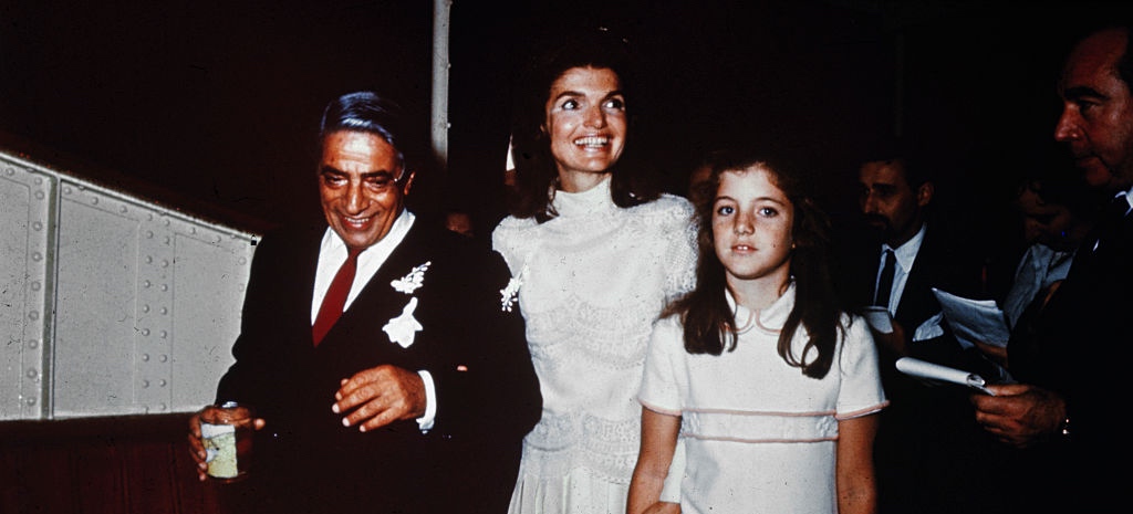 Jackie Kennedy: Η ιστορία πίσω από το ανατρεπτικό νυφικό που επέλεξε στον γάμο της με τον Ωνάση