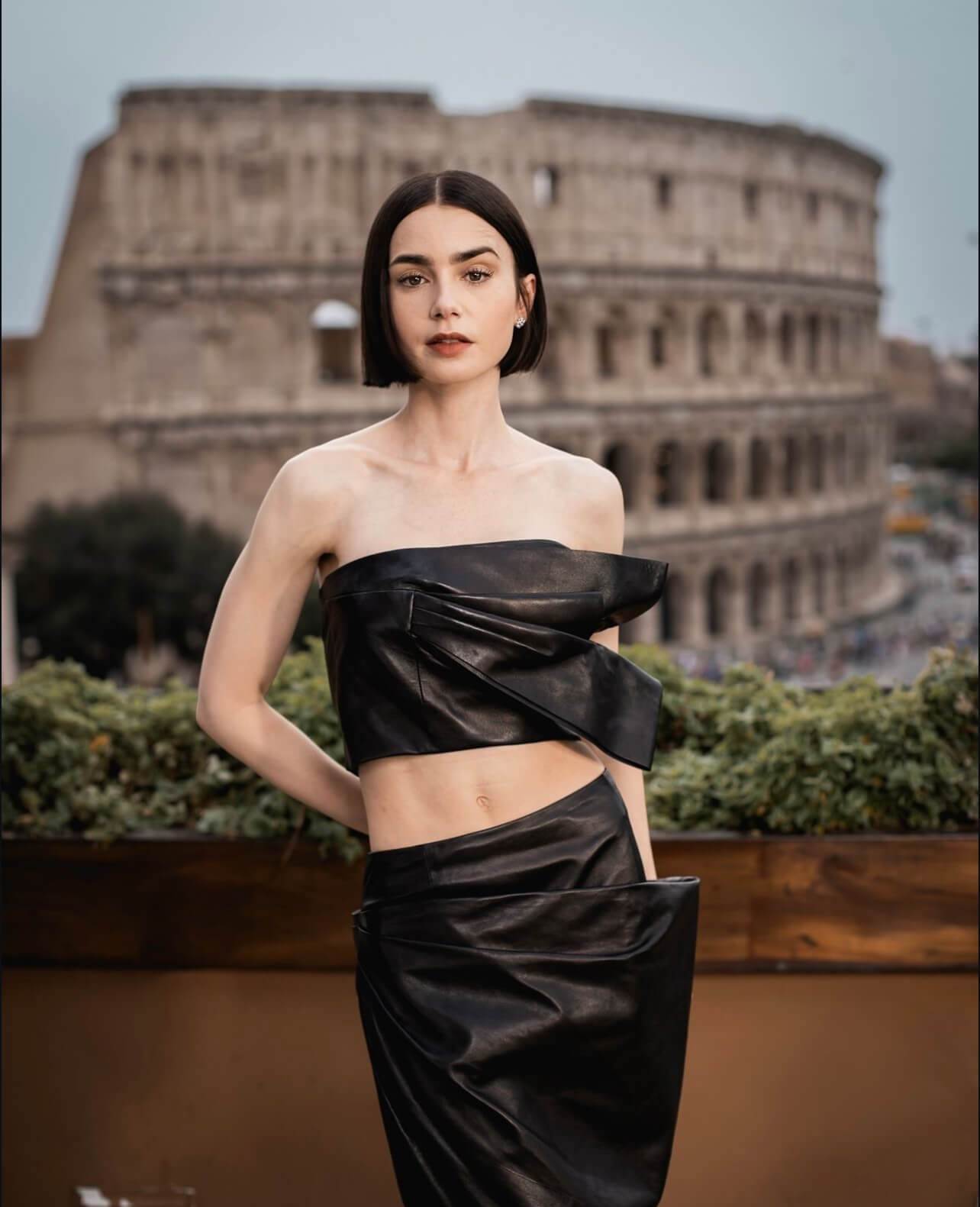 Total leather: Η Lily Collins μας δείχνει πώς θα το φορέσουμε από τώρα