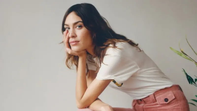 Alexa Chung: Αυτή είναι η αγαπημένη της φούστα και μπορείς να την αποκτήσεις και εσύ